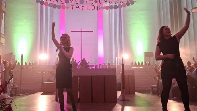 Taylor Swift in chiesa a Dülmen: il 20 settembre la Santa Croce, diocesi di Münster, ha ospitato canti, balli e luci pop vicino all'altare.