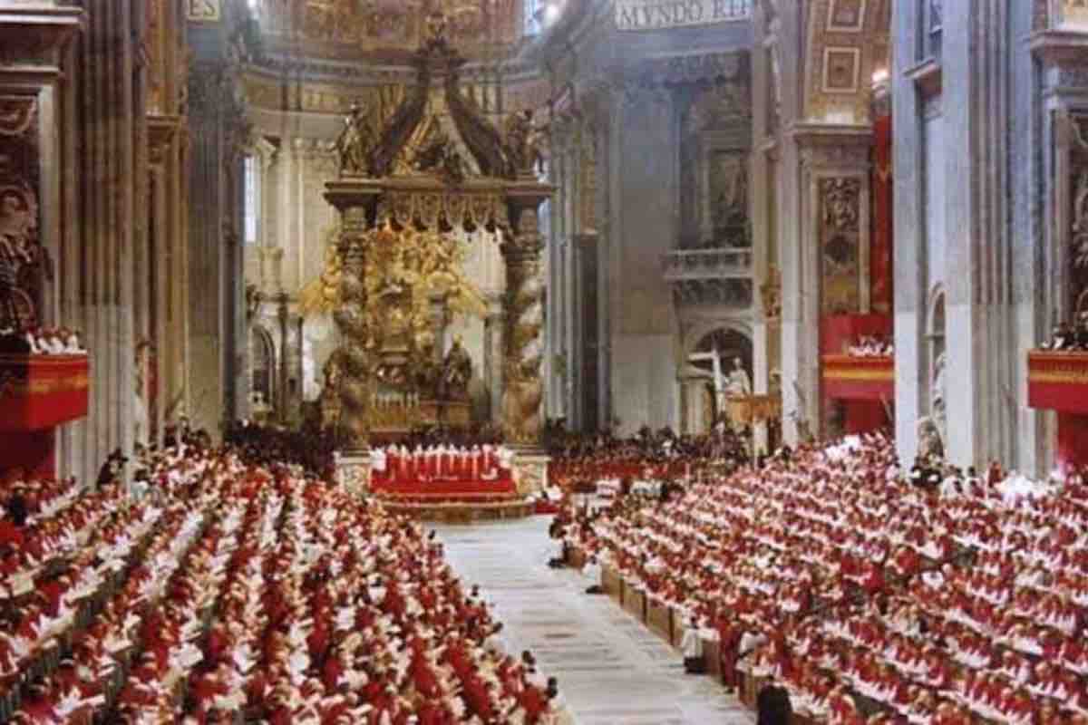Per San Giovanni XXIII non sono stati scelti né l’anniversario dell’ordinazione sacerdotale né quello dell’elezione. La Chiesa ha preferito il giorno di apertura del Concilio Vaticano II