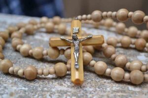 Le origini del Rosario risalgono ai monaci del deserto, che recitavano 150 Padre Nostro al posto dei salmi. Una storia biblica fino ai misteri del 2002.
