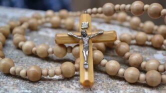 Le origini del Rosario risalgono ai monaci del deserto, che recitavano 150 Padre Nostro al posto dei salmi. Una storia biblica fino ai misteri del 2002.