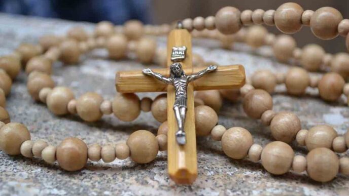 Le origini del Rosario risalgono ai monaci del deserto, che recitavano 150 Padre Nostro al posto dei salmi. Una storia biblica fino ai misteri del 2002.