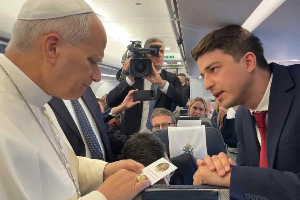 Sul volo per Parigi Papa Leone XIV ha messo in tasca la carta in memoria di Tugdual, morto a 19 anni. Per il padre è il segno che il figlio è in pace.