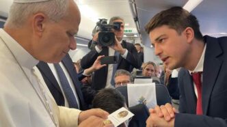 Sul volo per Parigi Papa Leone XIV ha messo in tasca la carta in memoria di Tugdual, morto a 19 anni. Per il padre è il segno che il figlio è in pace.