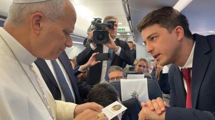 Sul volo per Parigi Papa Leone XIV ha messo in tasca la carta in memoria di Tugdual, morto a 19 anni. Per il padre è il segno che il figlio è in pace.