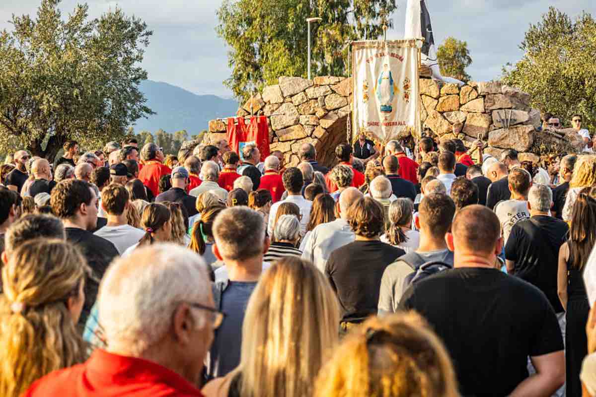 La mattina del 1° ottobre oltre 100 persone si erano già radunate davanti alla gendarmeria, rispondendo a un appello lanciato sui social. Alle 17.30 la parrocchia ha invitato la comunità a pregare alla rotatoria, chiamando a raccolta l’intera città