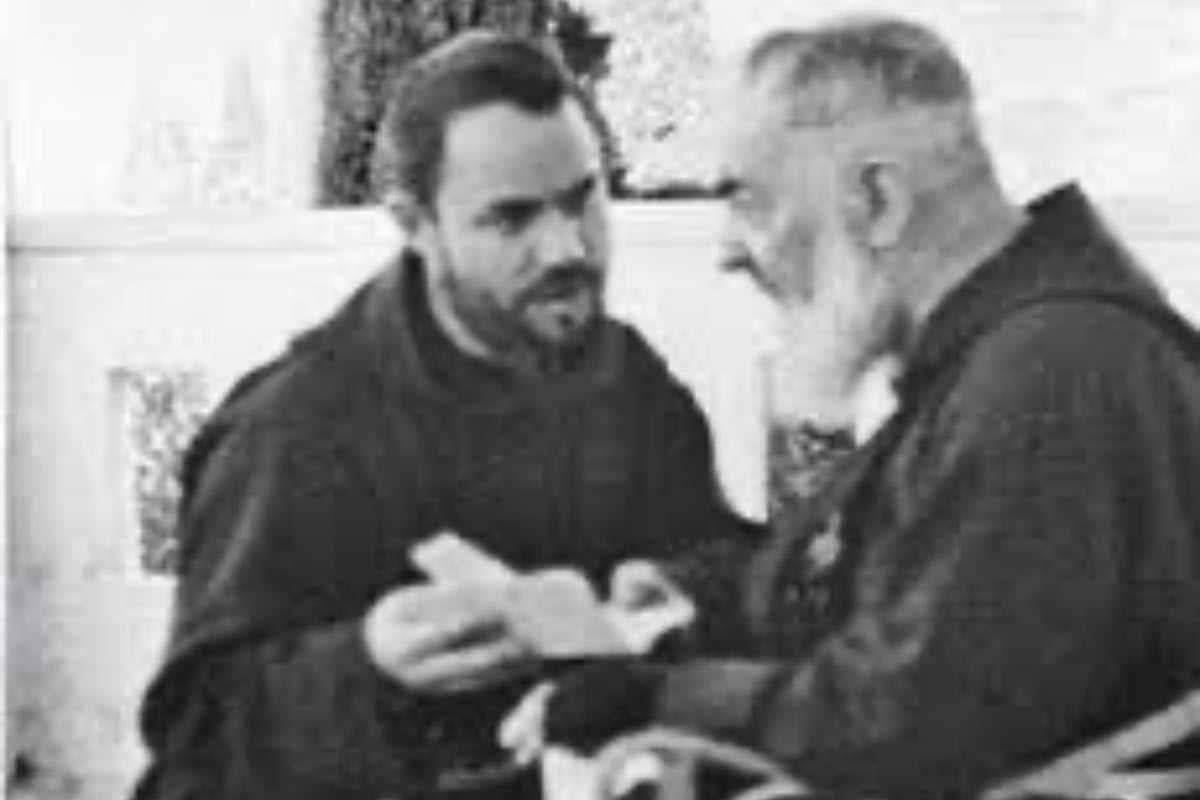 Il 4 giugno 1933, prima di partire, ricevette la benedizione di Padre Pio, che gli pose sul capo la mano piagata