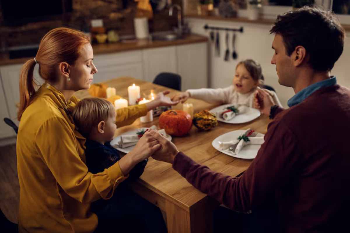 I genitori, scrivono gli autori, sono chiamati a generare i figli alla vita e anche a condurli a Dio.