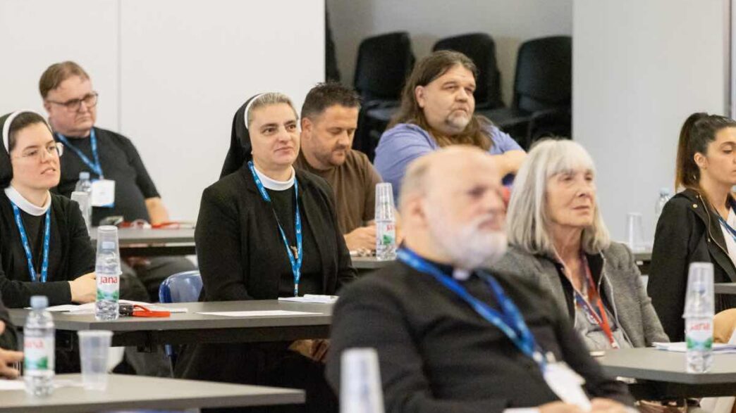 Giornate mariologiche a Medjugorje: imparare da Maria a pregare e fidarsi di Dio, poi la Messa con mons. Cavalli e 99 sacerdoti concelebranti.