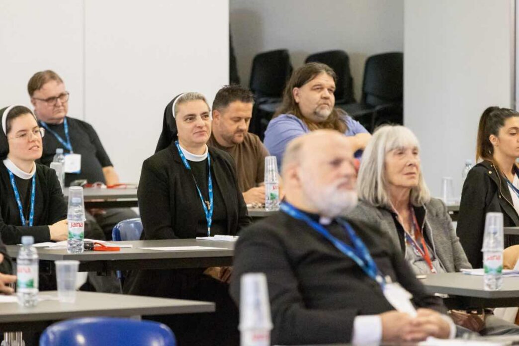 Giornate mariologiche a Medjugorje: imparare da Maria a pregare e fidarsi di Dio, poi la Messa con mons. Cavalli e 99 sacerdoti concelebranti.