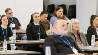Giornate mariologiche a Medjugorje: imparare da Maria a pregare e fidarsi di Dio, poi la Messa con mons. Cavalli e 99 sacerdoti concelebranti.