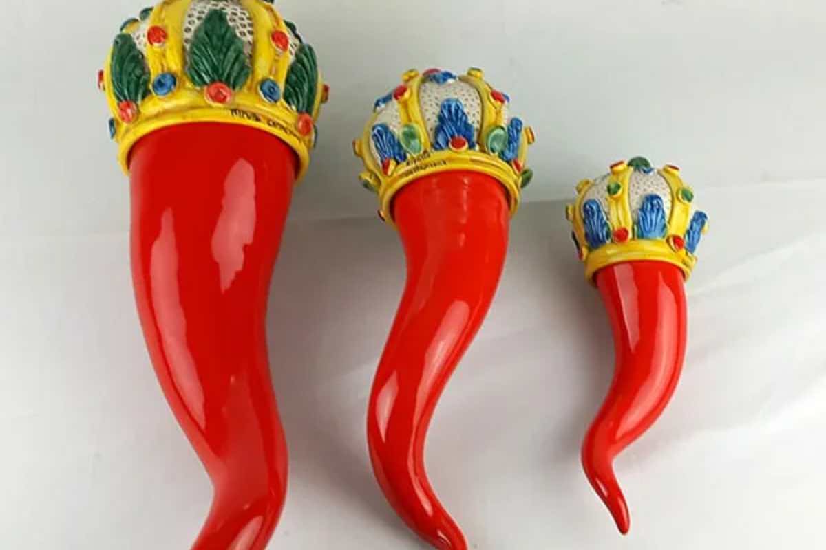 Cornetti, ferri di cavallo, amuleti: nessun oggetto ha un potere in sé. Il rischio riguarda anche i credenti, quando una medaglia, un crocifisso o un rosario vengono trattati come talismani contro la sfortuna