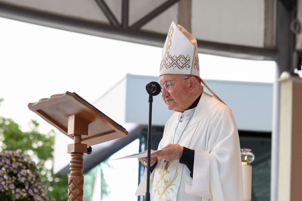 La Messa è stata presieduta dall’arcivescovo Aldo Cavalli, visitatore apostolico a carattere speciale per la parrocchia di Medjugorje, con 99 sacerdoti concelebranti