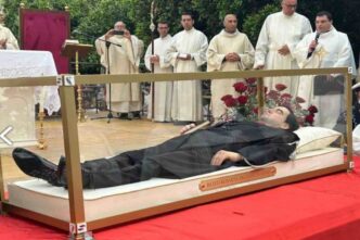 Il decreto vaticano del 7 ottobre 2026 rende il beato Livatino patrono dei magistrati. Mantovano e Airoma raccontano il giudice ucciso dalla Stidda.