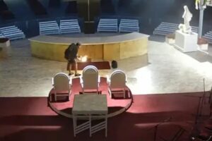 Il Tribunale della Bosnia ed Erzegovina conferma l’accusa per l’incendio a Medjugorje: scritte offensive e danni all’altare esterno di San Giacomo.
