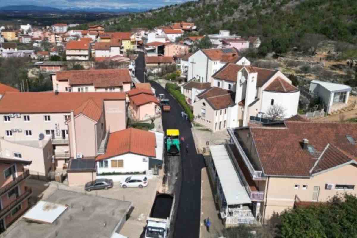Il Consiglio comunale di Čitluk, riunito in seduta il 27 ottobre 2026, ha approvato la decisione di intitolare una via di Bijakovići all’arcivescovo Henryk Hoser, scomparso nel 2021