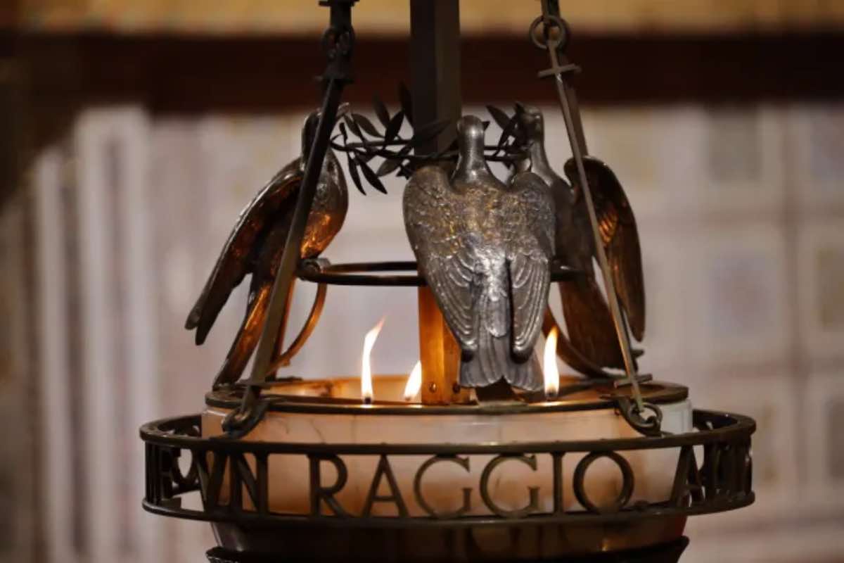 È possibile anche accendere una candela virtuale e affidare la propria intenzione a san Francesco.