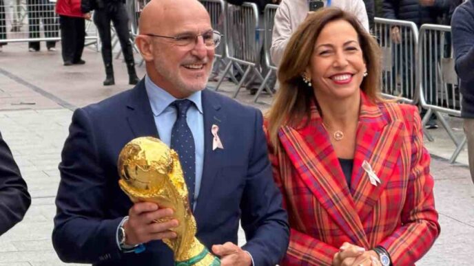 Il ct della Spagna Luis de la Fuente ha offerto la Coppa del Mondo alla Madonna del Pilar a Saragozza: la preghiera della RFEF e le parole dell’arcivescovo.