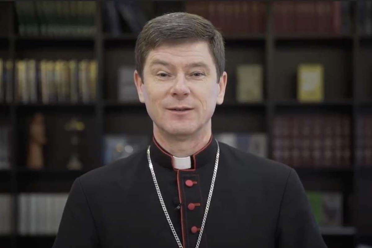 Il vescovo di Kyiv-Zytomyr, monsignor Vitaliy Krivitskiy, ha mostrato un piccolo fischietto