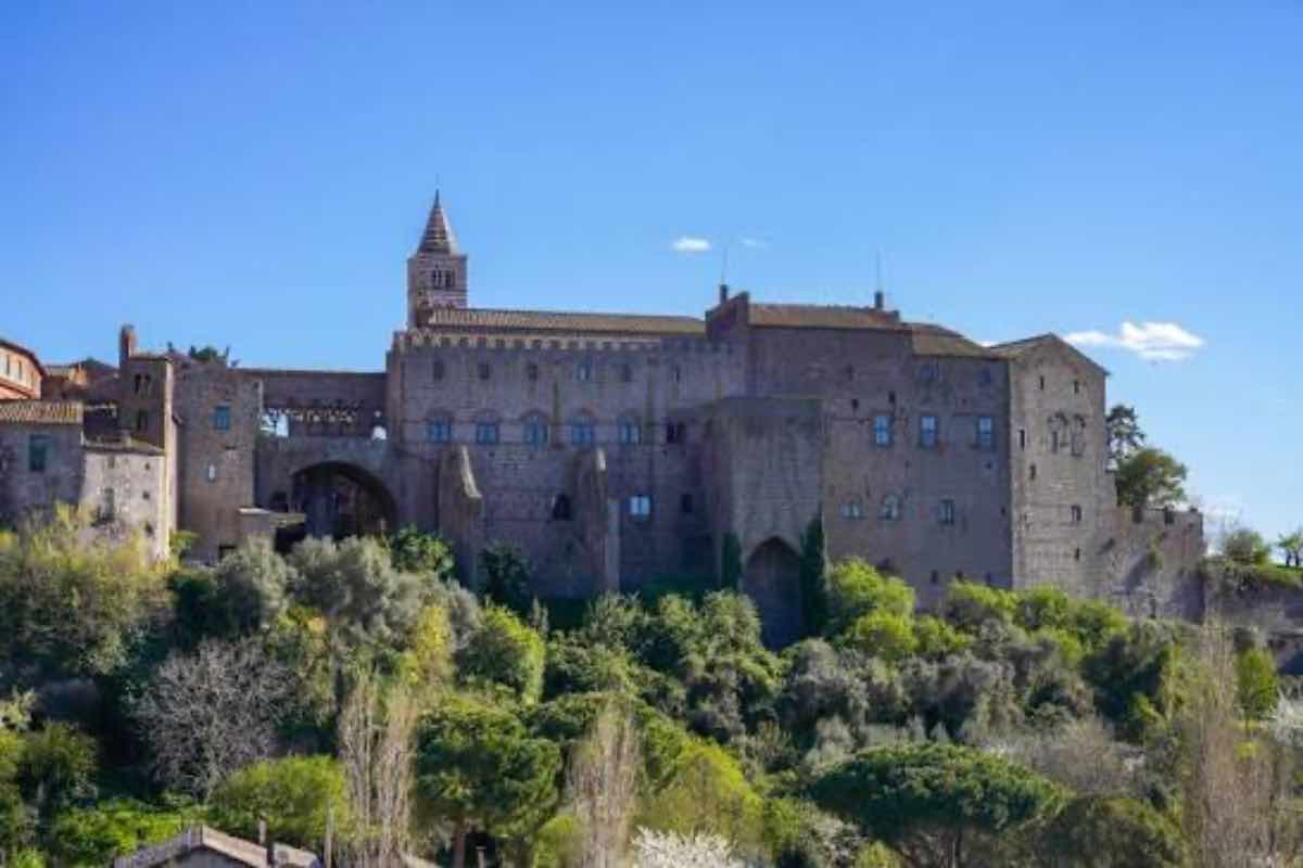 Di queste persone si dice che stanno «pontificando»