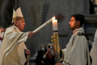 Nel documento Venite ad me, pubblicato il 22 ottobre, il Vaticano descrive la trasmissione della fede come una fiamma che accende un’altra fiamma.
