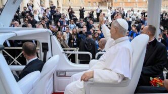 All’udienza generale Papa Leone, tornato in piazza dopo l’operazione, rilegge Gaudium et spes: la famiglia fondamento della società e la vita da proteggere.