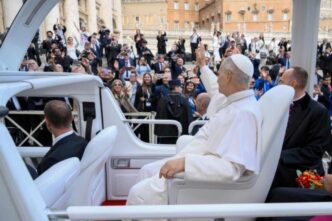 All’udienza generale Papa Leone, tornato in piazza dopo l’operazione, rilegge Gaudium et spes: la famiglia fondamento della società e la vita da proteggere.