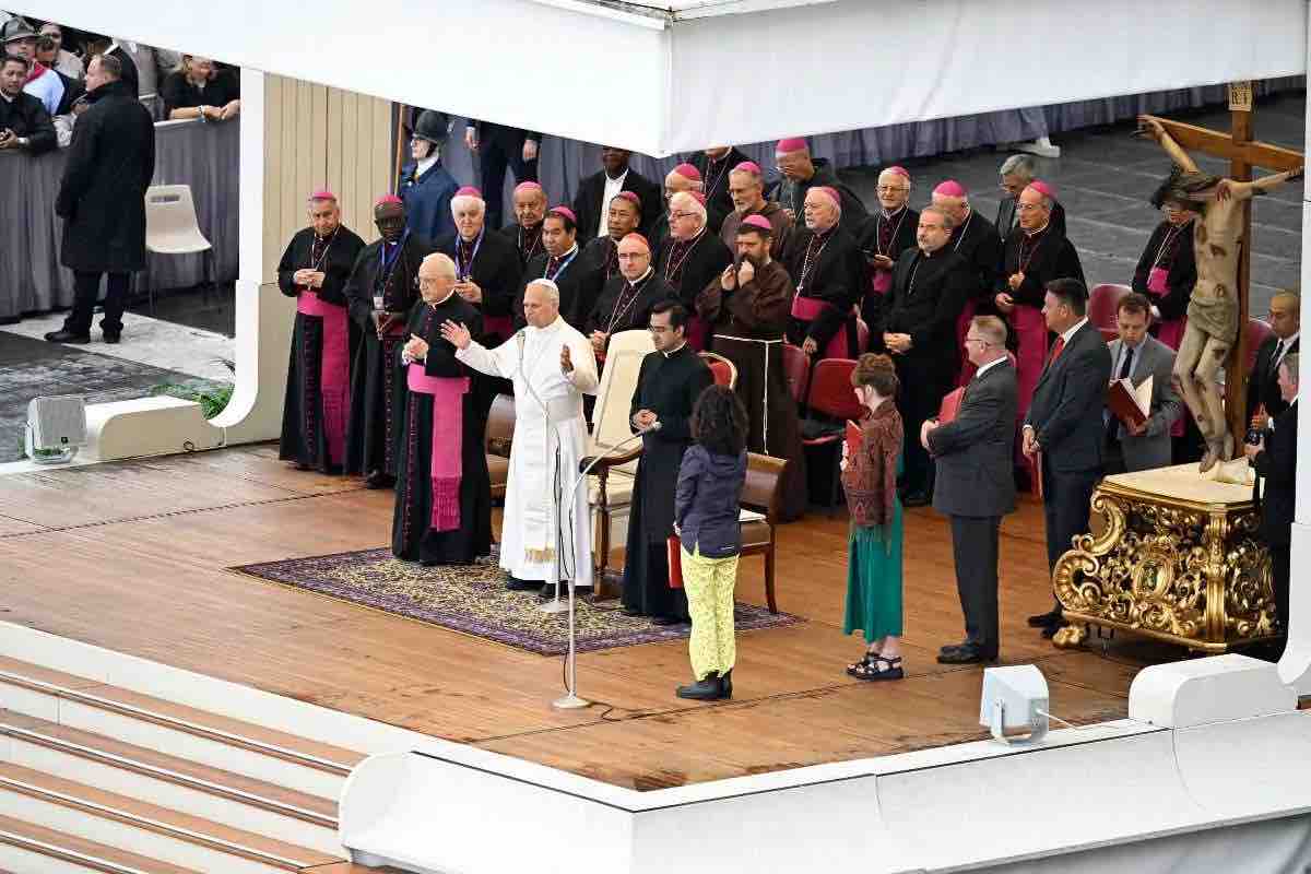 La Gaudium et spes mette in luce la funzione sociale della famiglia, chiamata «una scuola di umanità più ricca» e «il fondamento della società»