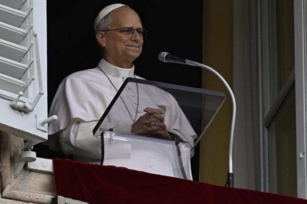 Papa Leone all’Angelus chiede la fine delle ostilità nello Yemen, prega per le vittime dell’attentato in Giordania e invita a unirsi ad Assisi il 27 ottobre.