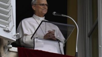 Papa Leone all’Angelus chiede la fine delle ostilità nello Yemen, prega per le vittime dell’attentato in Giordania e invita a unirsi ad Assisi il 27 ottobre.