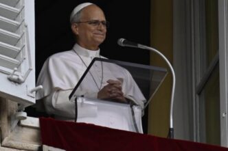 Papa Leone all’Angelus chiede la fine delle ostilità nello Yemen, prega per le vittime dell’attentato in Giordania e invita a unirsi ad Assisi il 27 ottobre.