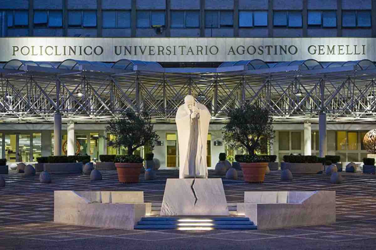 Il portavoce vaticano ha precisato inoltre che il Pontefice dovrebbe restare ricoverato per circa una settimana al Policlinico Gemelli di Roma