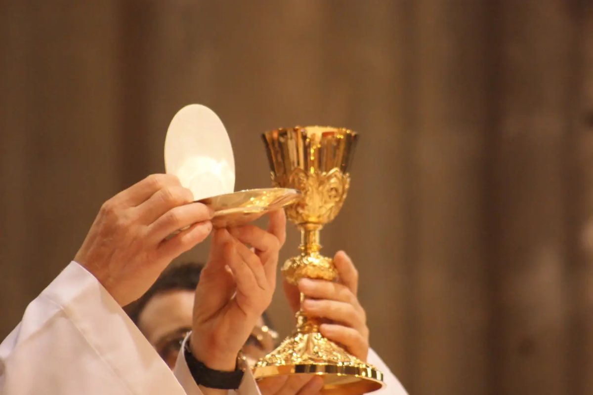 Durante la Messa cambia la sostanza, mentre di norma gli "accidenti", cioè le apparenze, restano gli stessi. L'ostia conserva l'aspetto, il sapore e l'odore del pane, perché la sua parte esterna non viene modificata dalle parole del sacerdote.