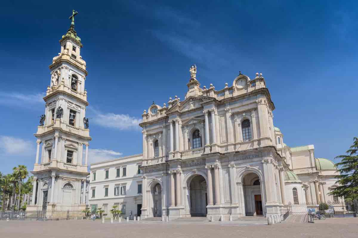 L'8 maggio 1876 partì la costruzione del santuario, sostenuta dalla raccolta "un soldo al mese" lanciata da Longo. Il progetto era dell'architetto Antonio Cua, che diresse i lavori gratuitamente fino al completamento nel 1891