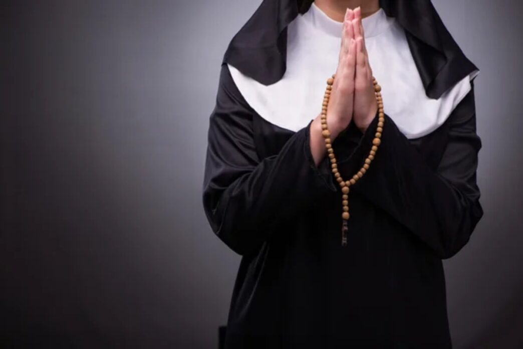 Una cantiga del XIII secolo racconta come la Madonna chiese a una suora di pregare meno, lasciando due terzi delle preghiere per recitare il resto con cura.
