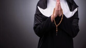 Una cantiga del XIII secolo racconta come la Madonna chiese a una suora di pregare meno, lasciando due terzi delle preghiere per recitare il resto con cura.