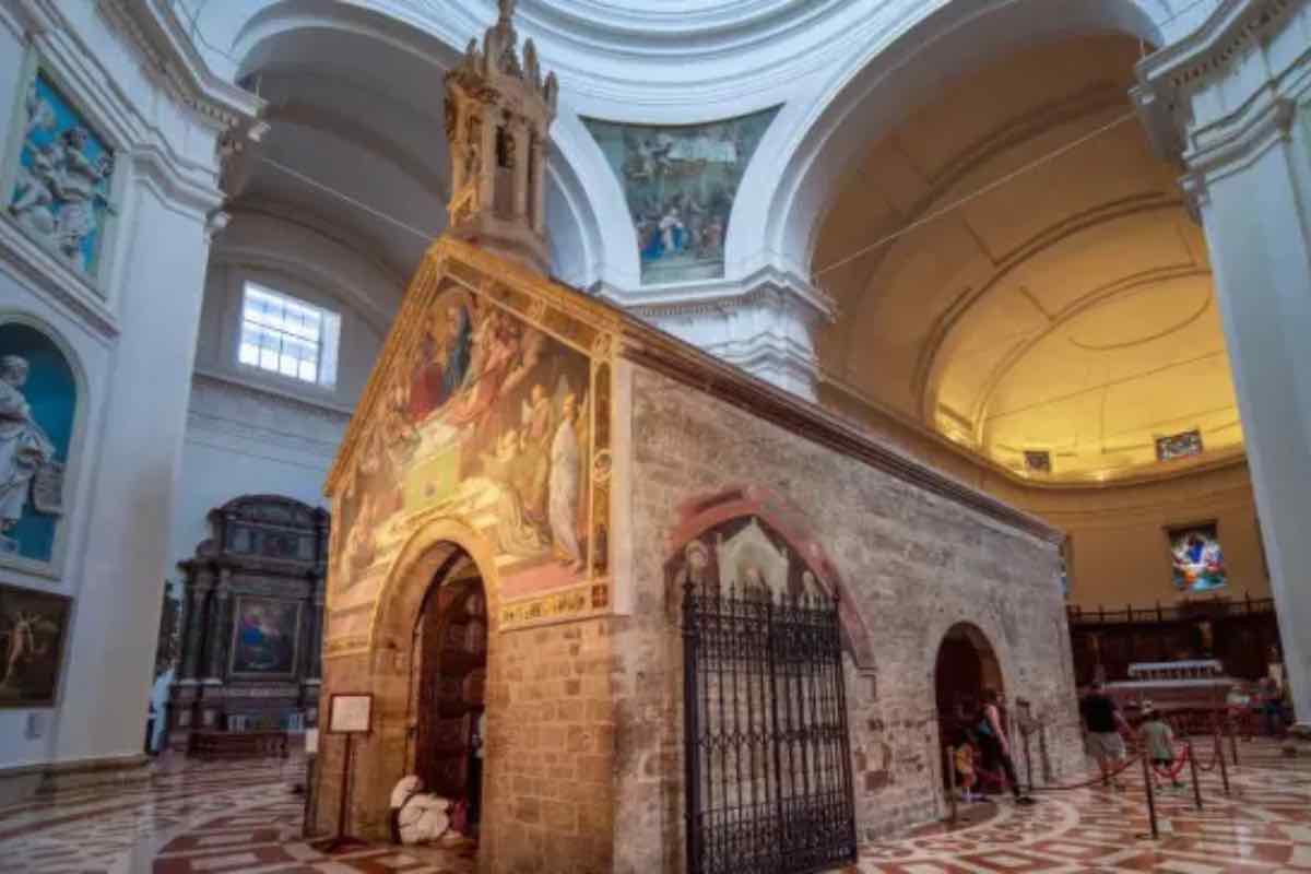 Nella notte tra il 3 e il 4 ottobre 1226, alla Porziuncola, Francesco sa che la sua ora è vicina. Come per celebrare un'ultima liturgia, chiede di essere deposto «nudo sulla nuda terra»