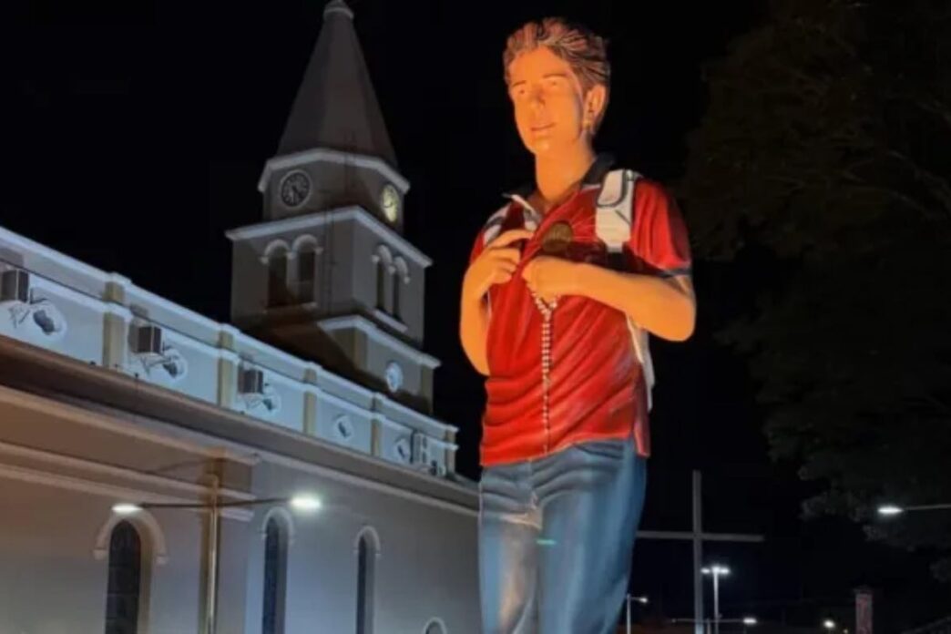 A Pompeia, in Brasile, un gruppo di giovani ha finanziato la statua di San Carlo Acutis più grande del Paese: due metri, con jeans e zaino in spalla.