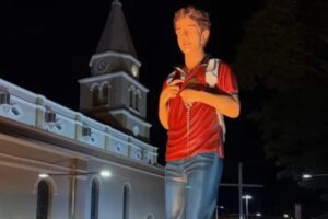A Pompeia, in Brasile, un gruppo di giovani ha finanziato la statua di San Carlo Acutis più grande del Paese: due metri, con jeans e zaino in spalla.
