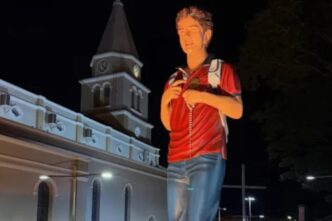 A Pompeia, in Brasile, un gruppo di giovani ha finanziato la statua di San Carlo Acutis più grande del Paese: due metri, con jeans e zaino in spalla.